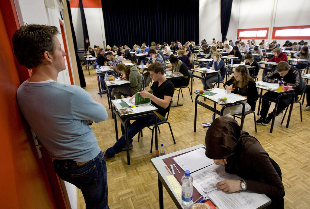 Docent surveilleert bij afname centrale examens